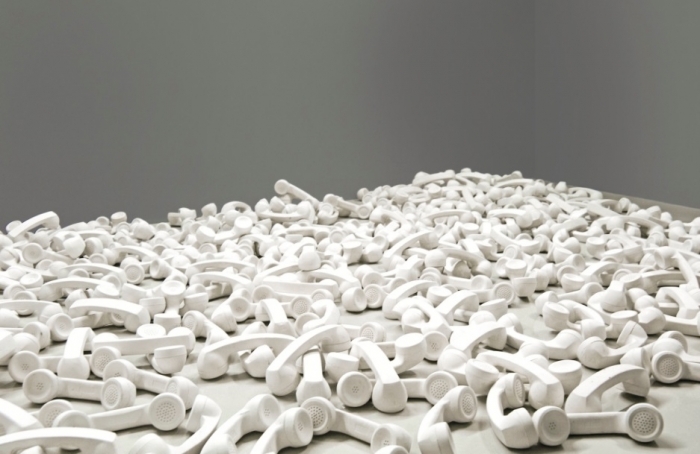 “Enterrement de l’os”, représentant de l’artiste américain Christian Marclay, au prix de 550 mille dollars