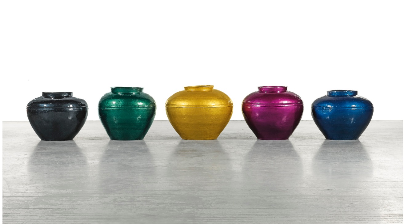 5 vases de la dynastie des Han avec la pulvérisation de la peinture véhicule par AI Weiwei, sont vendus au prix de 191 mille livres sterling