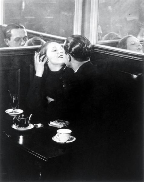 Brassai Photographique - Couple d'amoureux place d'italie 1932