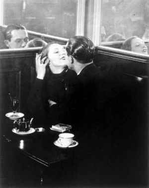 Photographie contemporaine - Couple d'amoureux place d'italie 1932