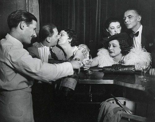 Brassai Photographique - Kiki dans un bar montparnasse 1931