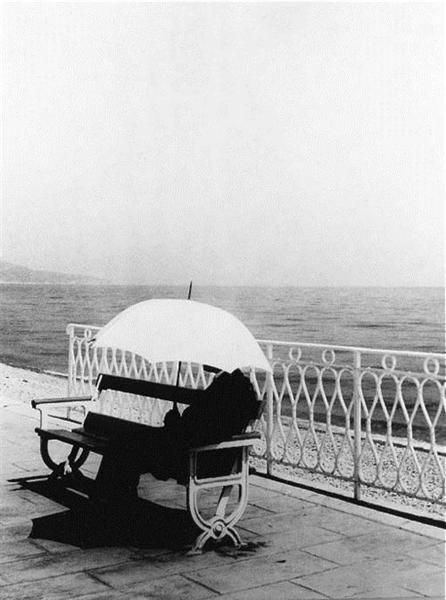 Brassai Photographique - L'homme au parapluie blanc 1934