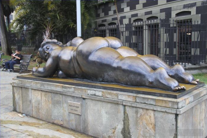 Fernando Botero Angulo Sculpture - Femme avec Espejo 2