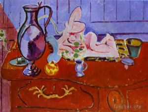 Henri Matisse œuvre - Statuette et pichet roses sur une commode rouge
