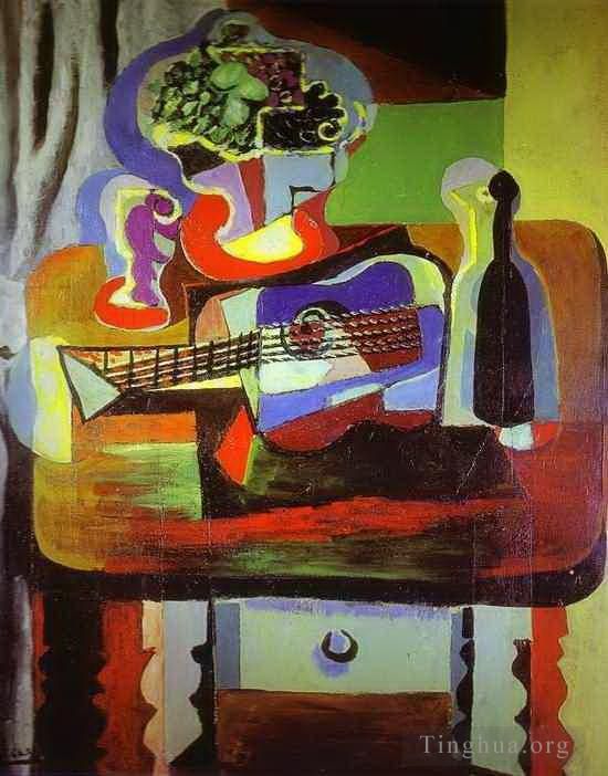 Pablo Picasso Types de peintures - Bol de bouteille de guitare avec fruits et verre sur table 1919