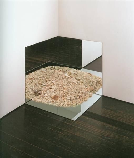 Robert Smithson Art d'Installation - Miroir et coquillages écrasés 1969