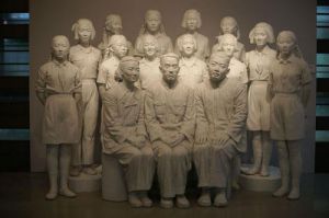 Sculpture contemporaine - 1949 Jeune pionnier de la Nouvelle Chine