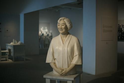 Chen Yanying Sculpture - Une vieille mère