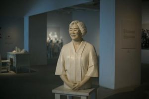 Sculpture contemporaine - Une vieille mère