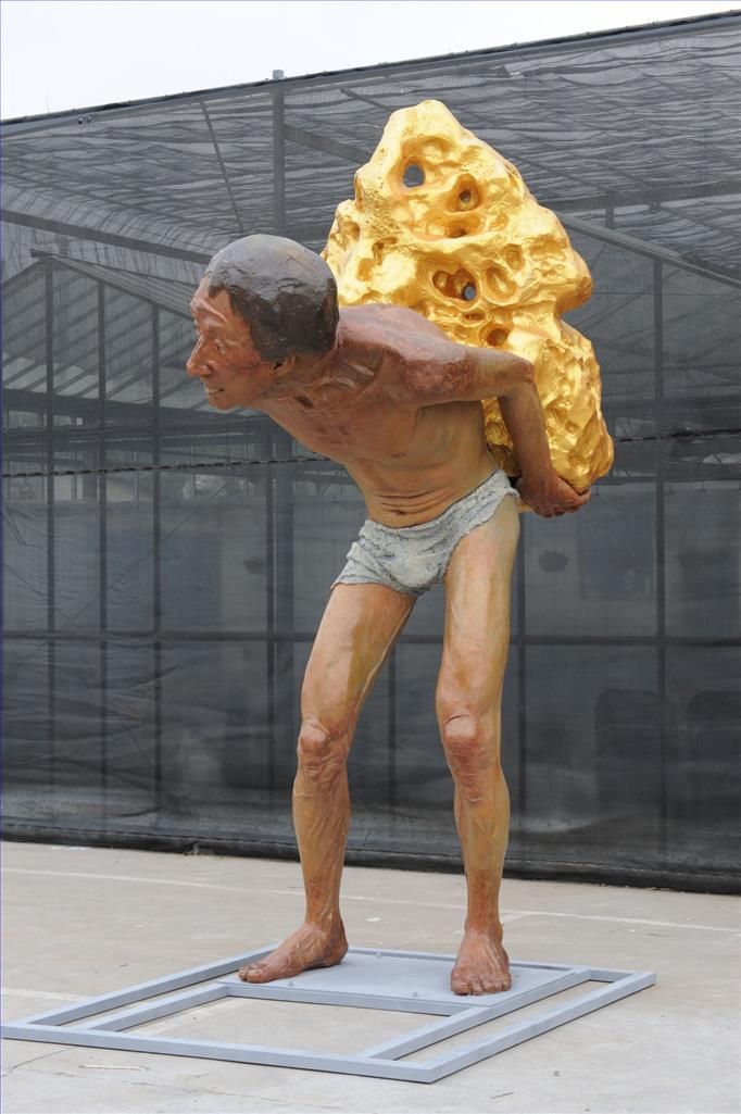 Wei Tianyu Sculpture - Colline artificielle dorée